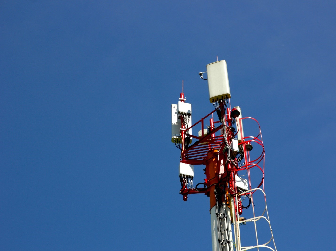 High-speed connectivity solutions represented by a 5G tower